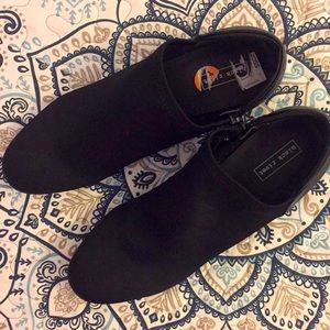 Women’s black River booties side zip 11M new